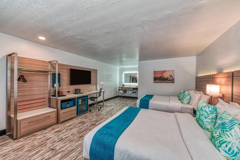 Standard Queen Room with Two Queen Beds - Non Smoking  interior